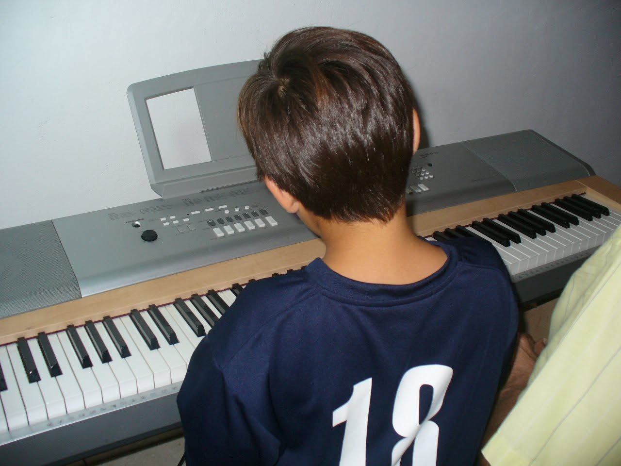 Un niño tocando el piano.