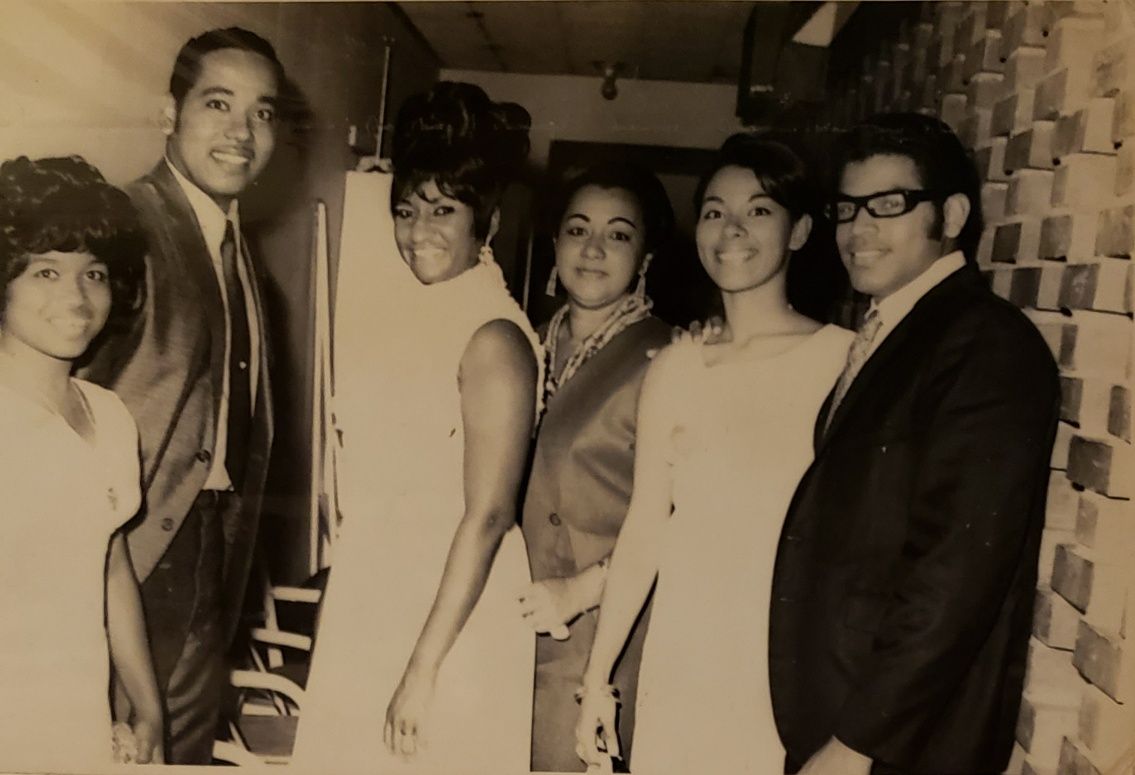 La familia de Pipo Navarro junto a Celia Cruz.