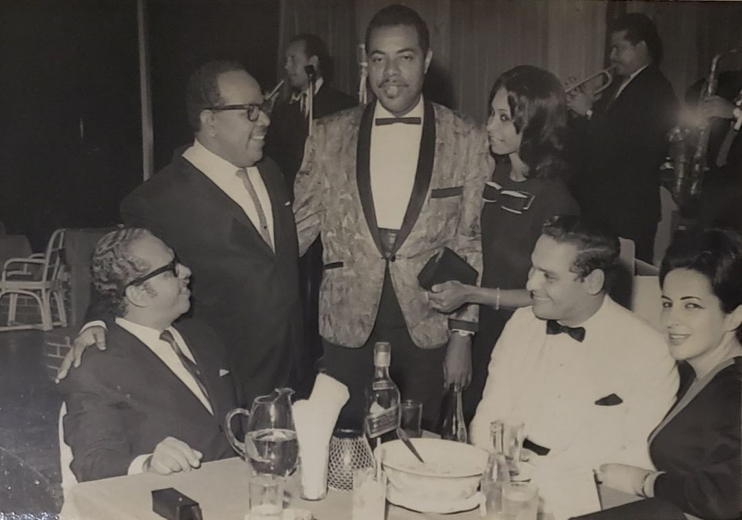 Pipo Navarro junto a figuras de la farándula panameña.