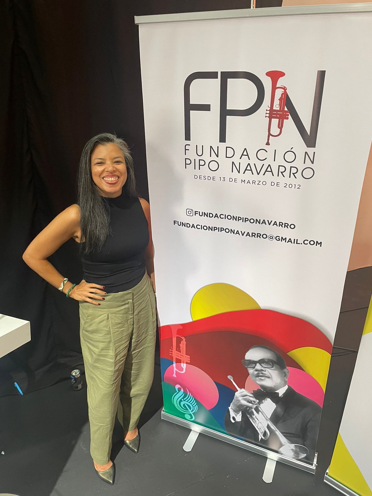 Nadezhka E. Véliz de Clúa sosteniendo el banner de la FPN.