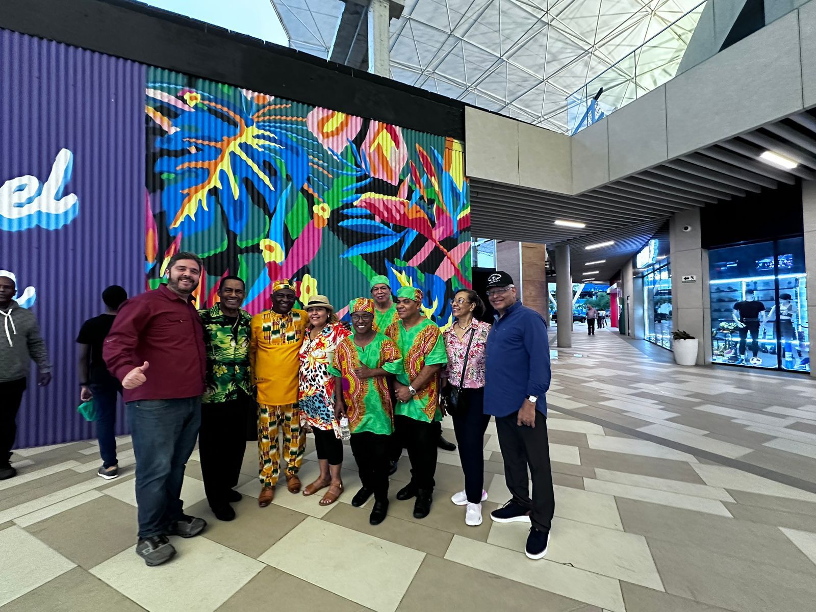 Miembros de la FPN junto a una agrupación musical de Calypso en Colón.