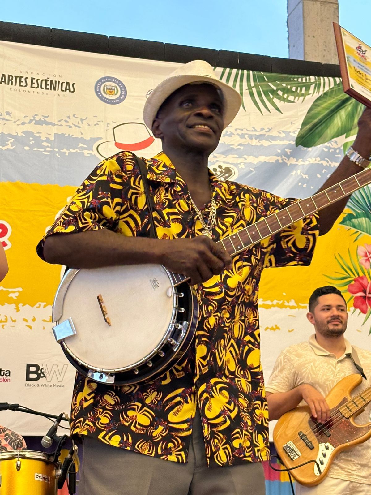 Músico panameño tocando el banyo.
